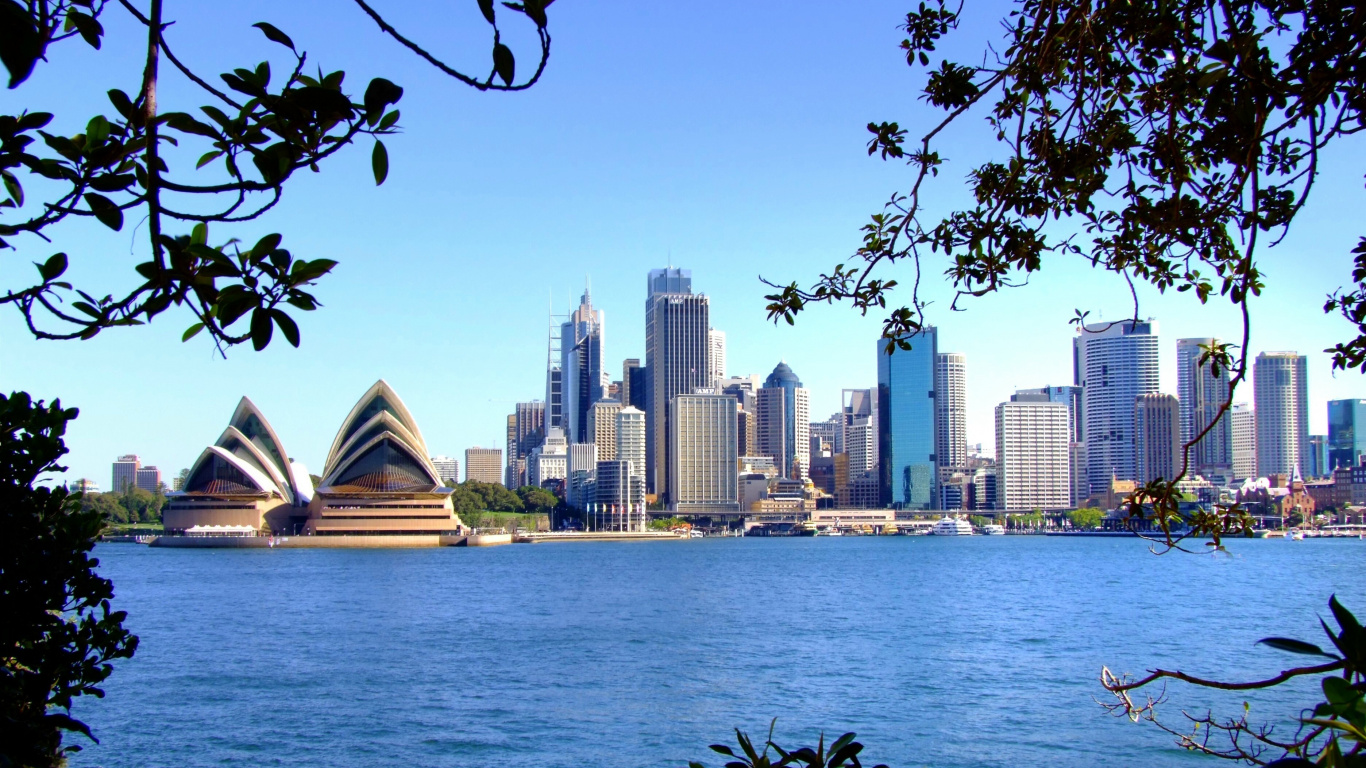 Horizonte de la Ciudad a Través Del Cuerpo de Agua Durante el Día.. Wallpaper in 1366x768 Resolution