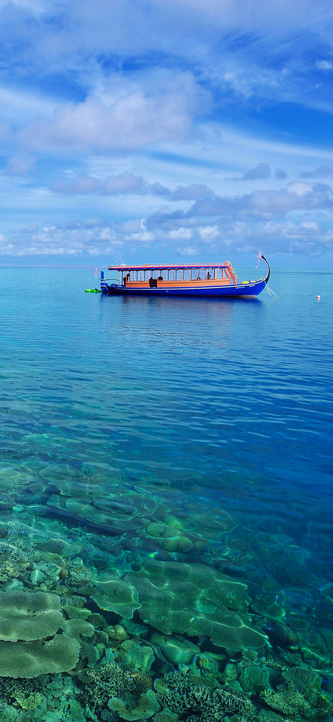 Bateau Rouge et Blanc Sur Mer Sous Ciel Bleu Pendant la Journée. Wallpaper in 1125x2436 Resolution