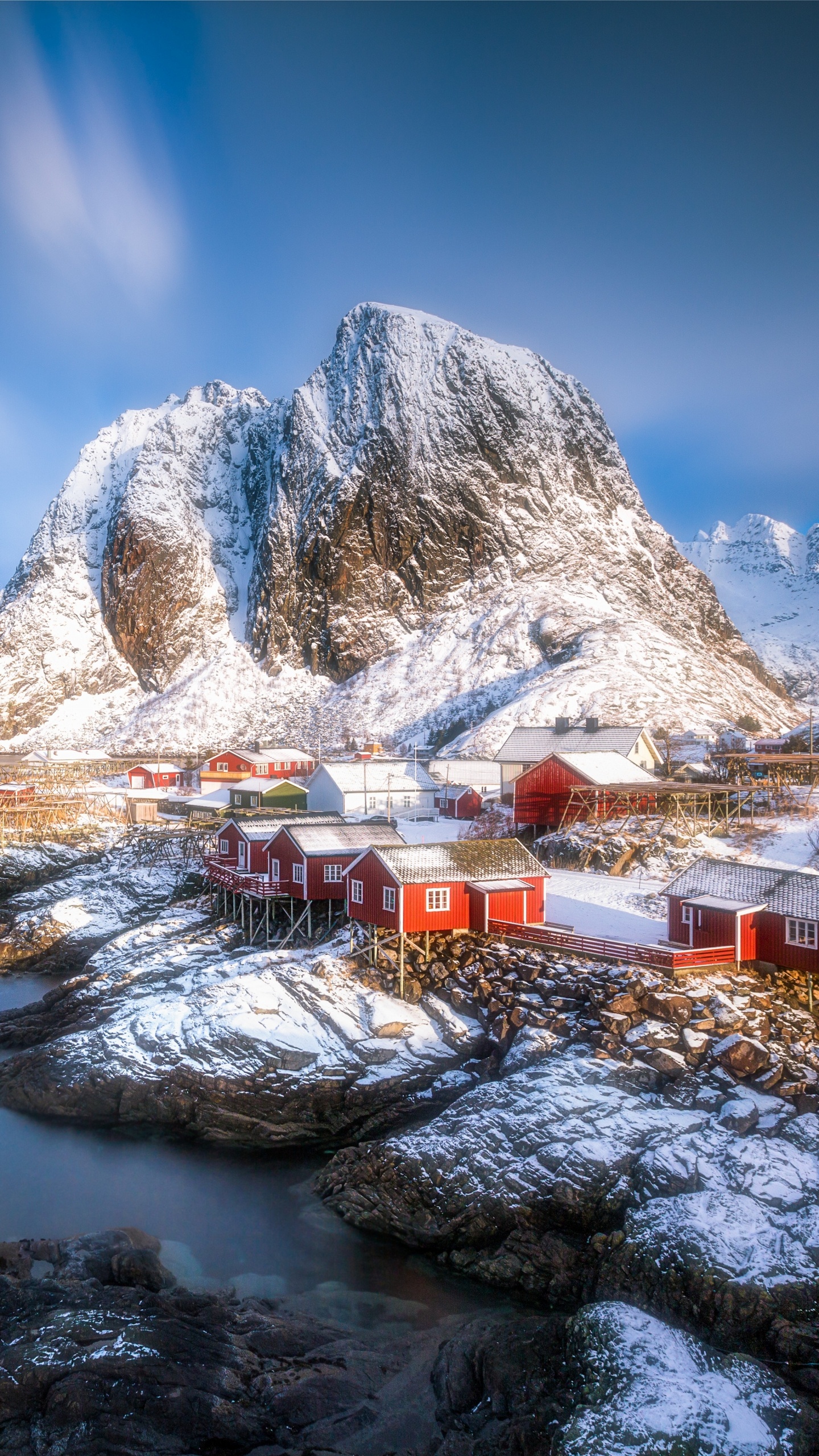 Maison Blanche et Brune Près D'un Plan D'eau et D'une Montagne Sous un Ciel Bleu Pendant la Journée. Wallpaper in 1440x2560 Resolution