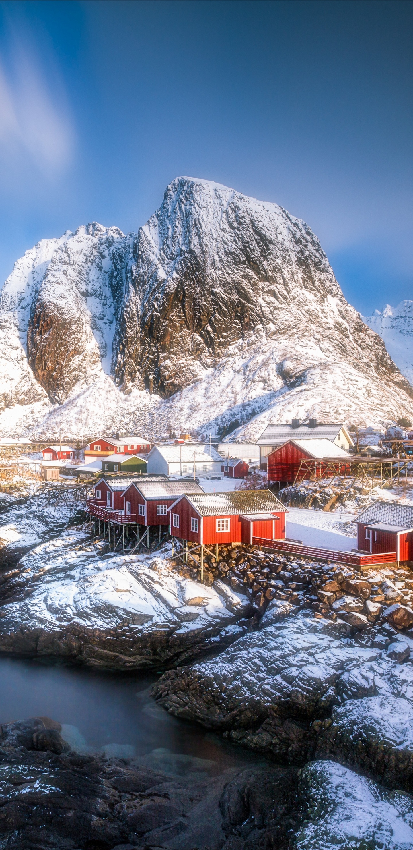 Maison Blanche et Brune Près D'un Plan D'eau et D'une Montagne Sous un Ciel Bleu Pendant la Journée. Wallpaper in 1440x2960 Resolution