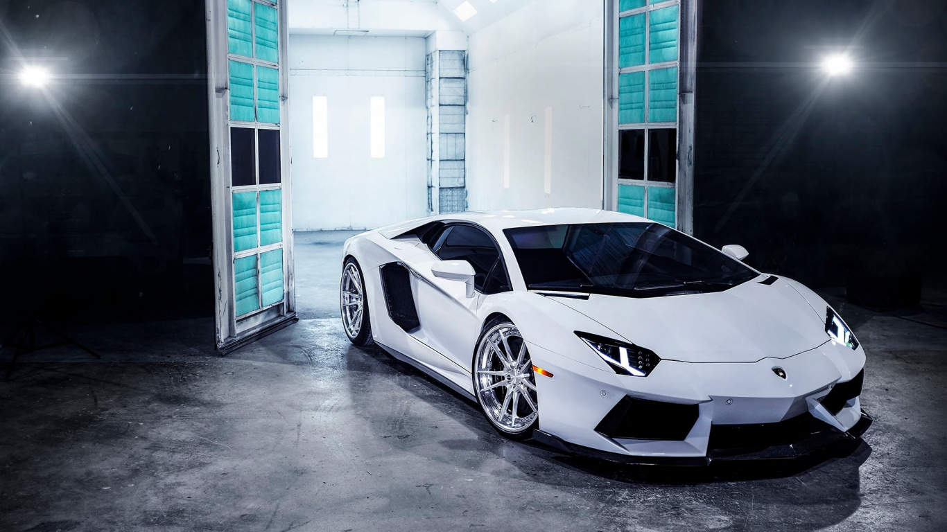 Weißer Lamborghini Aventador in Garage Geparkt. Wallpaper in 1366x768 Resolution