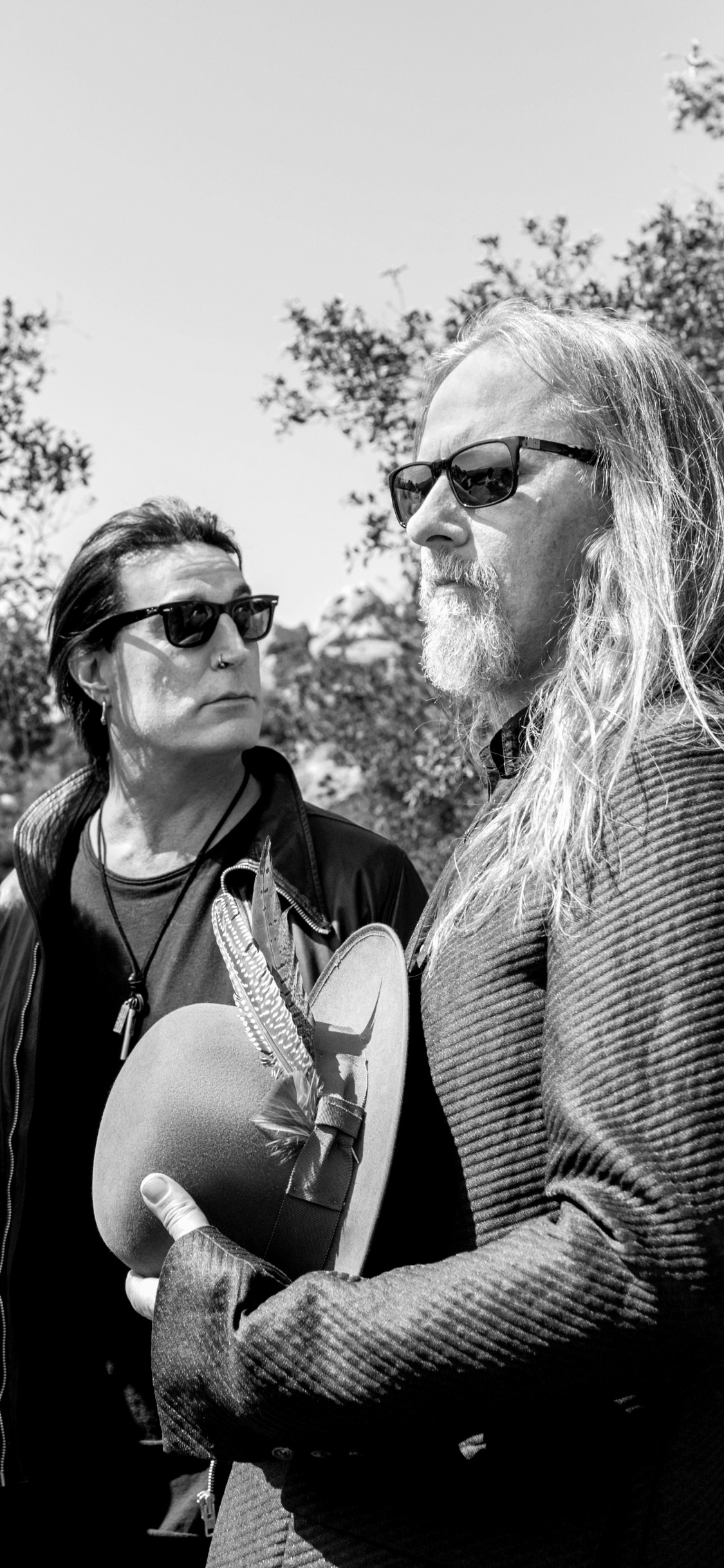 Alice in Ketten, Grunge, Soziale Gruppe, Monochrom, Familie. Wallpaper in 1125x2436 Resolution