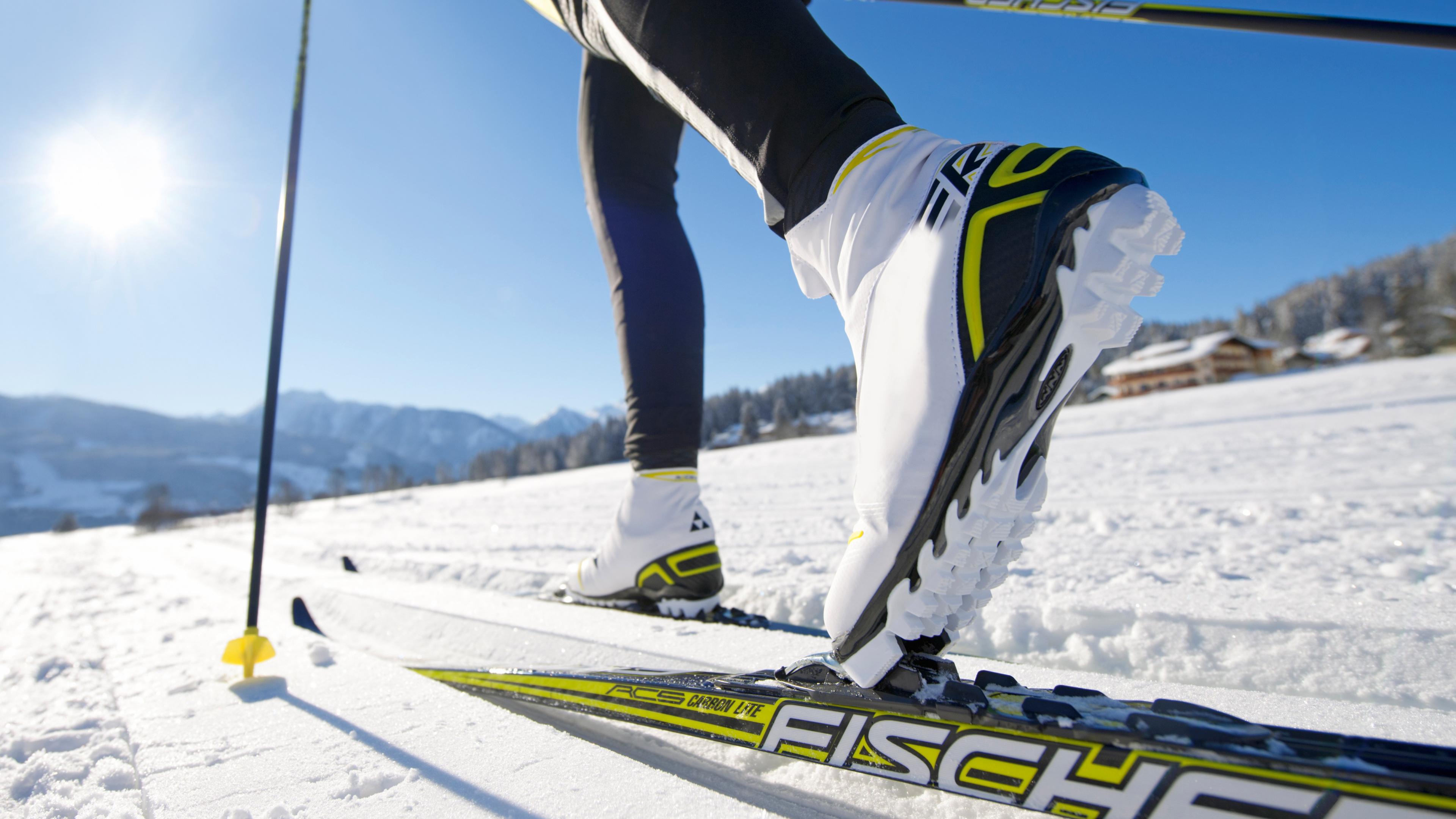 Personne en Pantalon Blanc et Bleu et Ski de Neige Blanc. Wallpaper in 3840x2160 Resolution