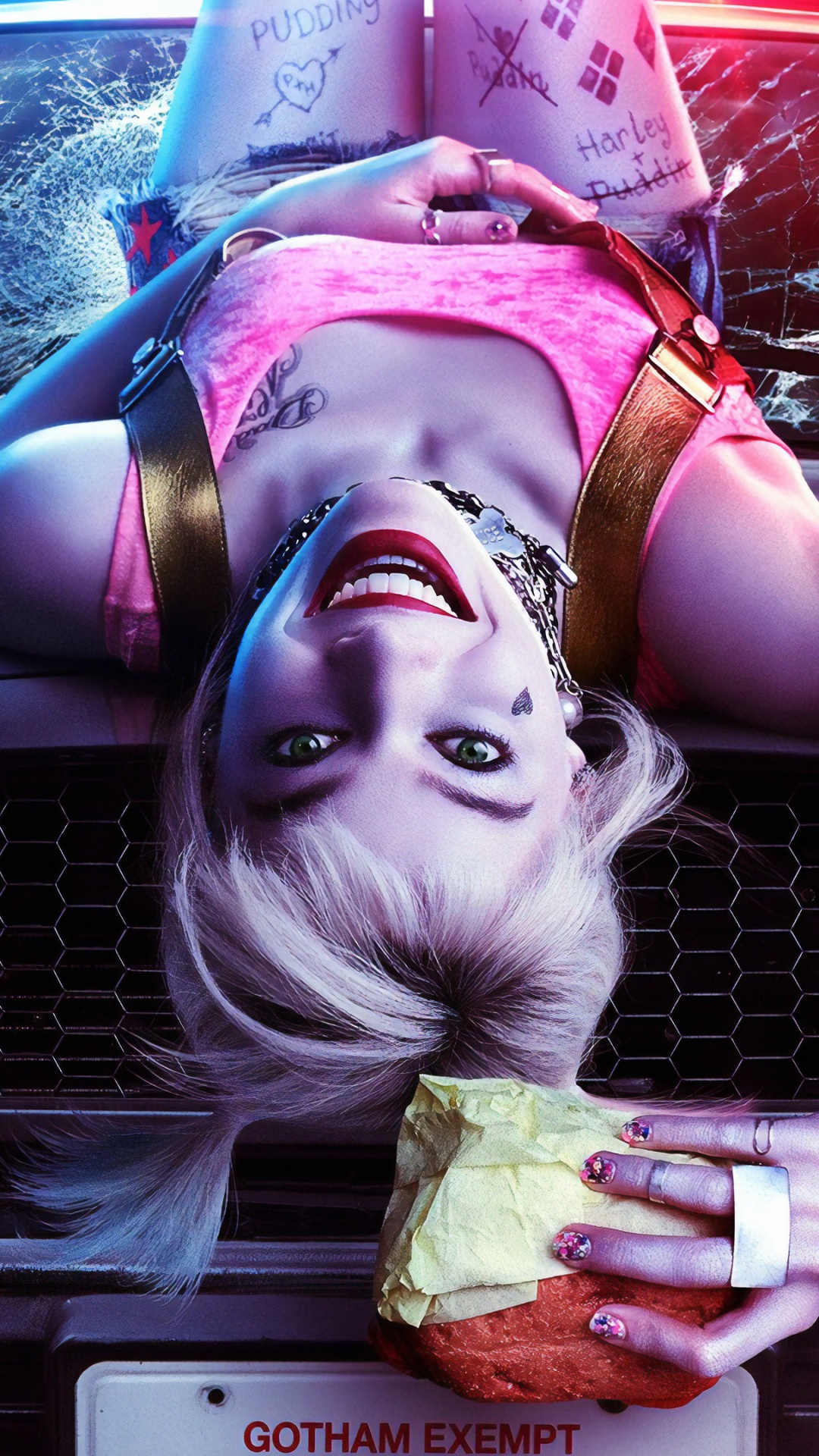 Femme en Robe à Pois Noir et Blanc Tenant du Pain. Wallpaper in 1080x1920 Resolution