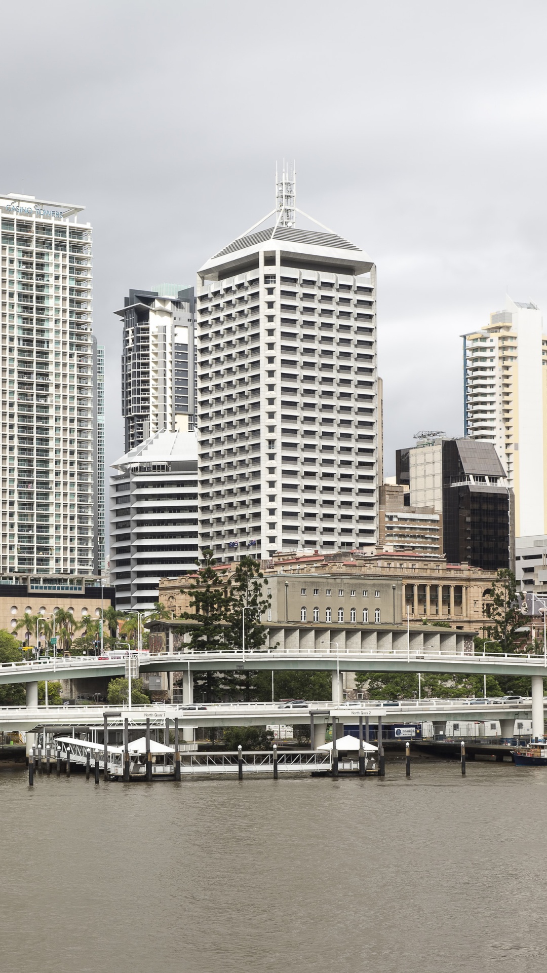 Skyline Der Stadt Unter Blauem Himmel Tagsüber. Wallpaper in 1080x1920 Resolution