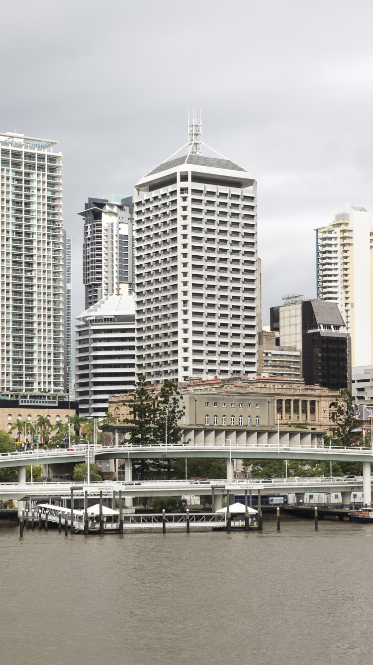 Skyline Der Stadt Unter Blauem Himmel Tagsüber. Wallpaper in 750x1334 Resolution