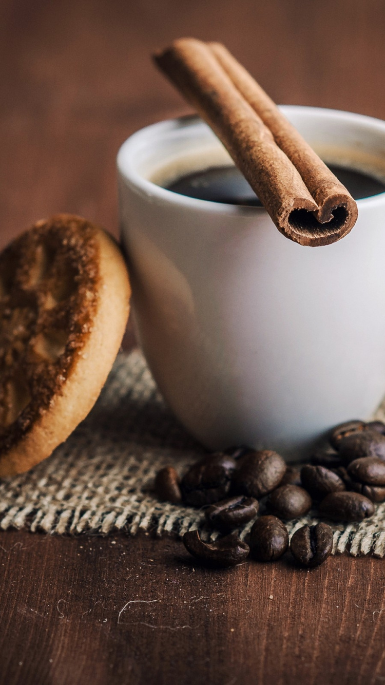 Weiße Keramiktasse Mit Kaffeebohnen. Wallpaper in 750x1334 Resolution