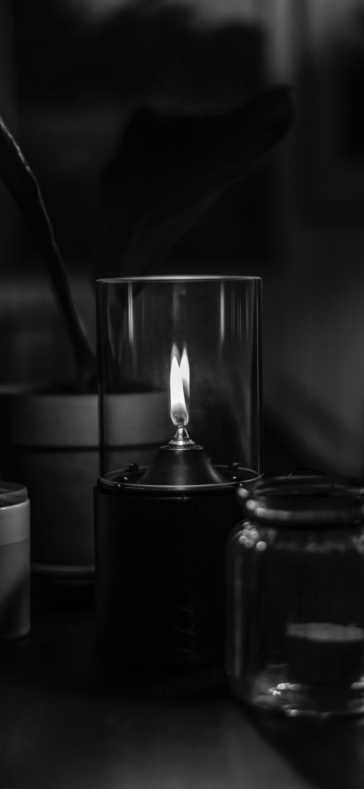 Graustufenfoto Einer Brennenden Kerze. Wallpaper in 1242x2688 Resolution