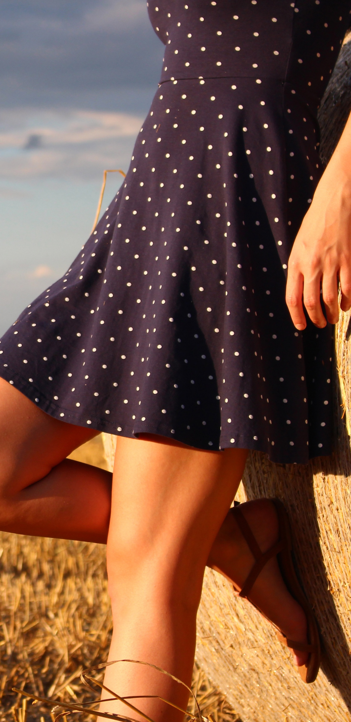 Menschen in Der Natur, Kleid, Gras, Feld, Gelb. Wallpaper in 1440x2960 Resolution