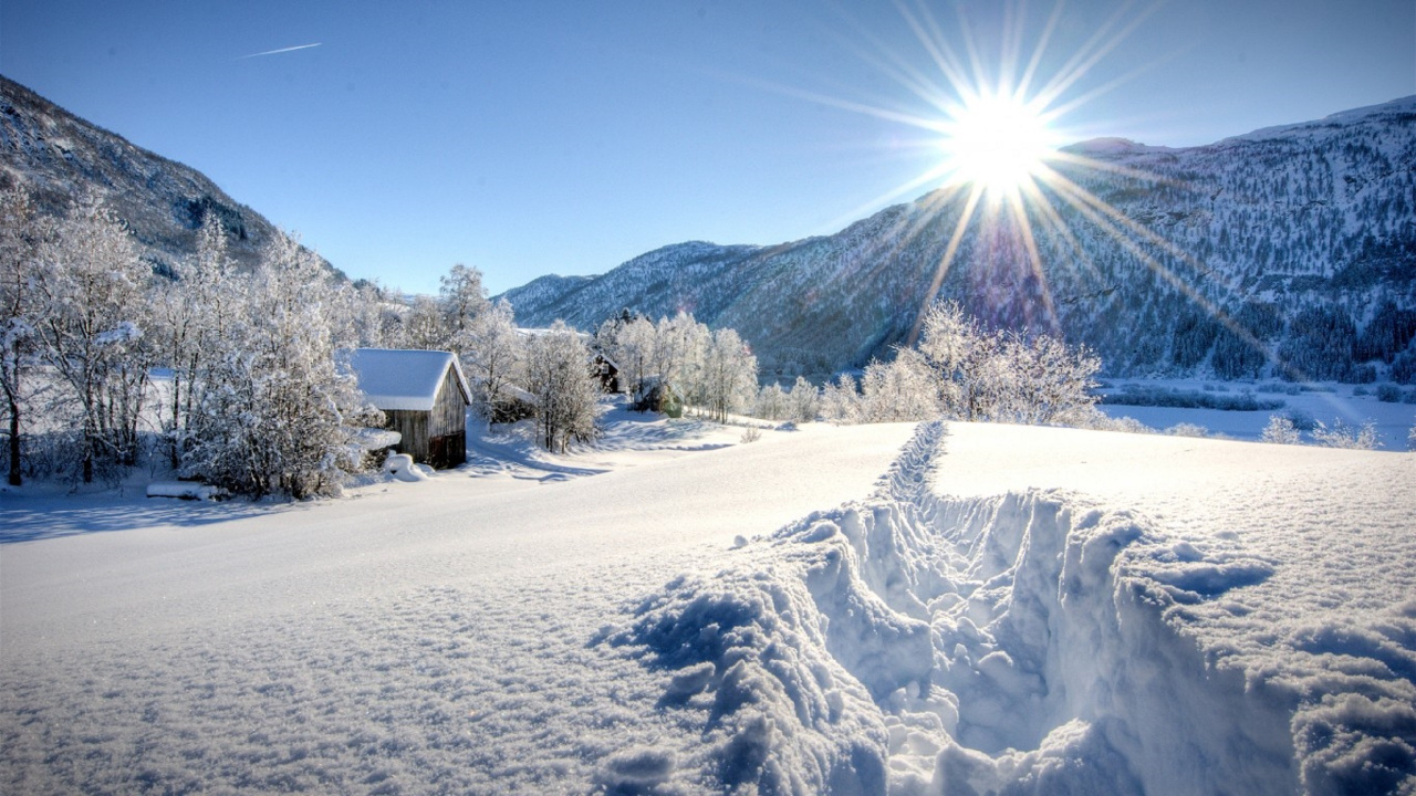 Weißes Und Braunes Haus Auf Schneebedecktem Boden Tagsüber. Wallpaper in 1280x720 Resolution