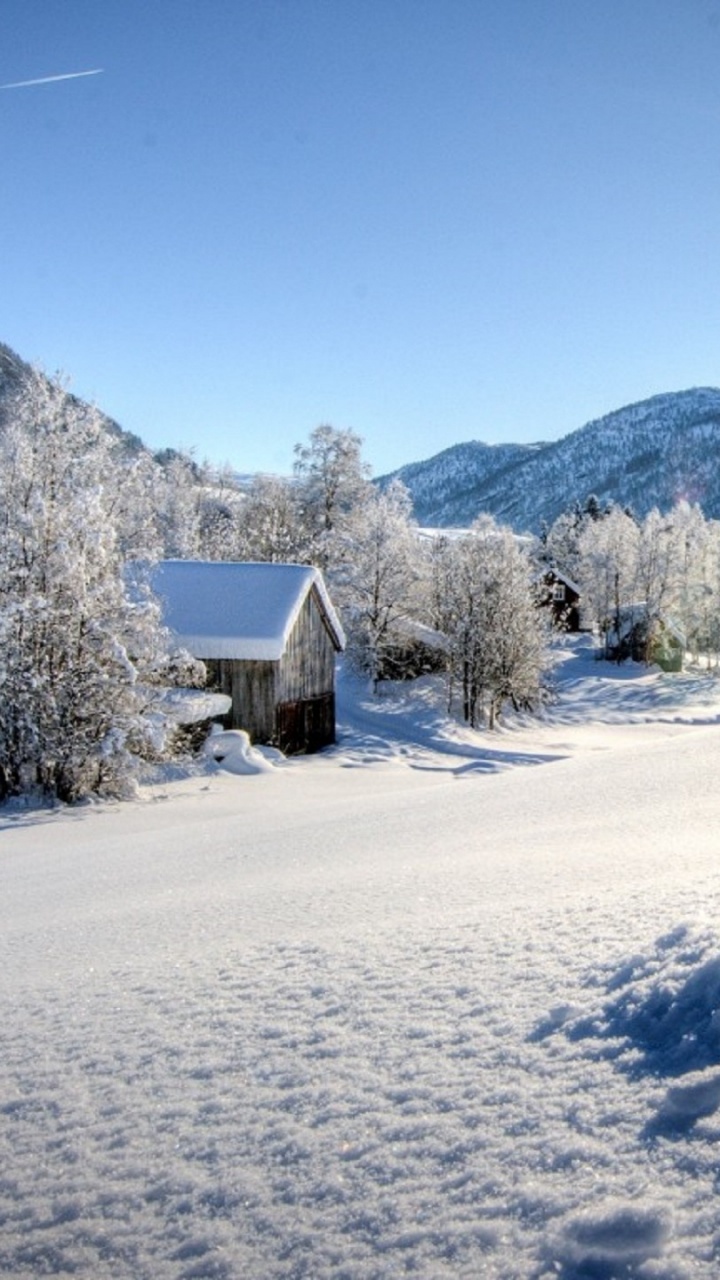 Weißes Und Braunes Haus Auf Schneebedecktem Boden Tagsüber. Wallpaper in 720x1280 Resolution