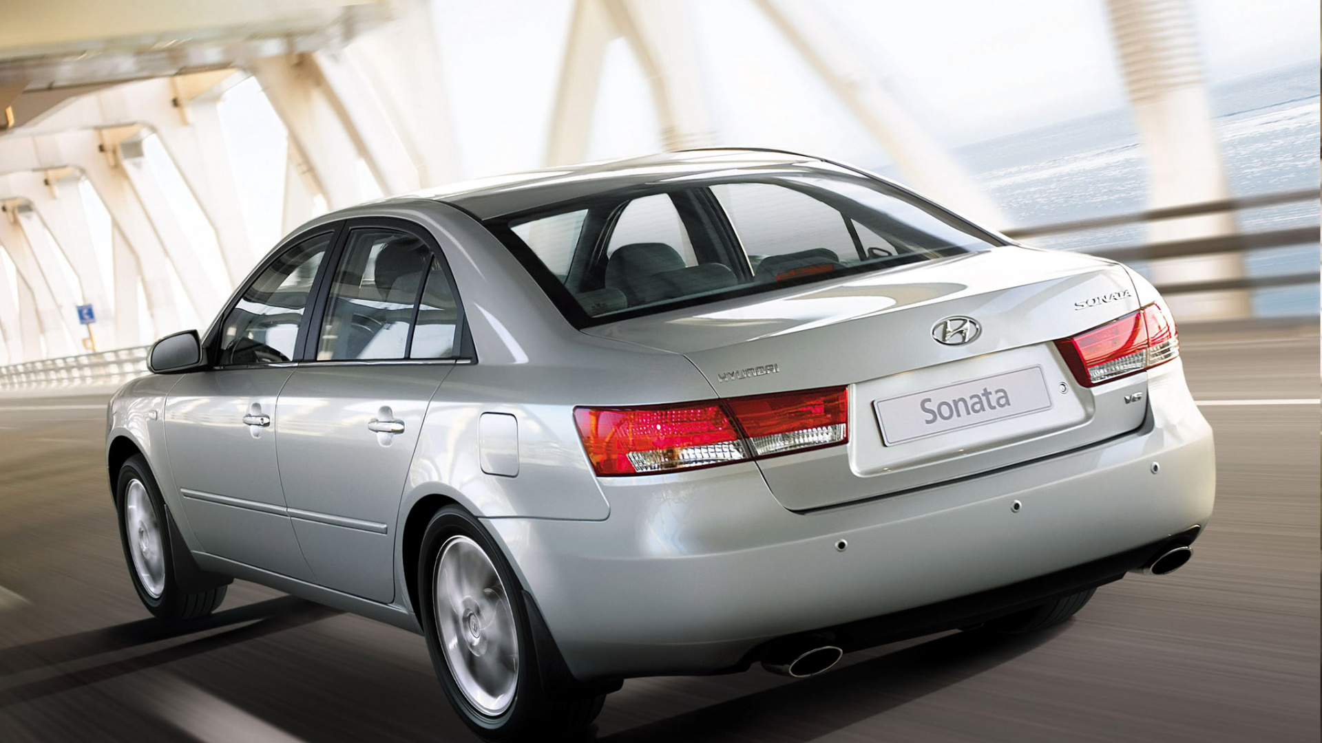 Mercedes Benz Sedán Plateado en la Carretera Durante el Día. Wallpaper in 1920x1080 Resolution