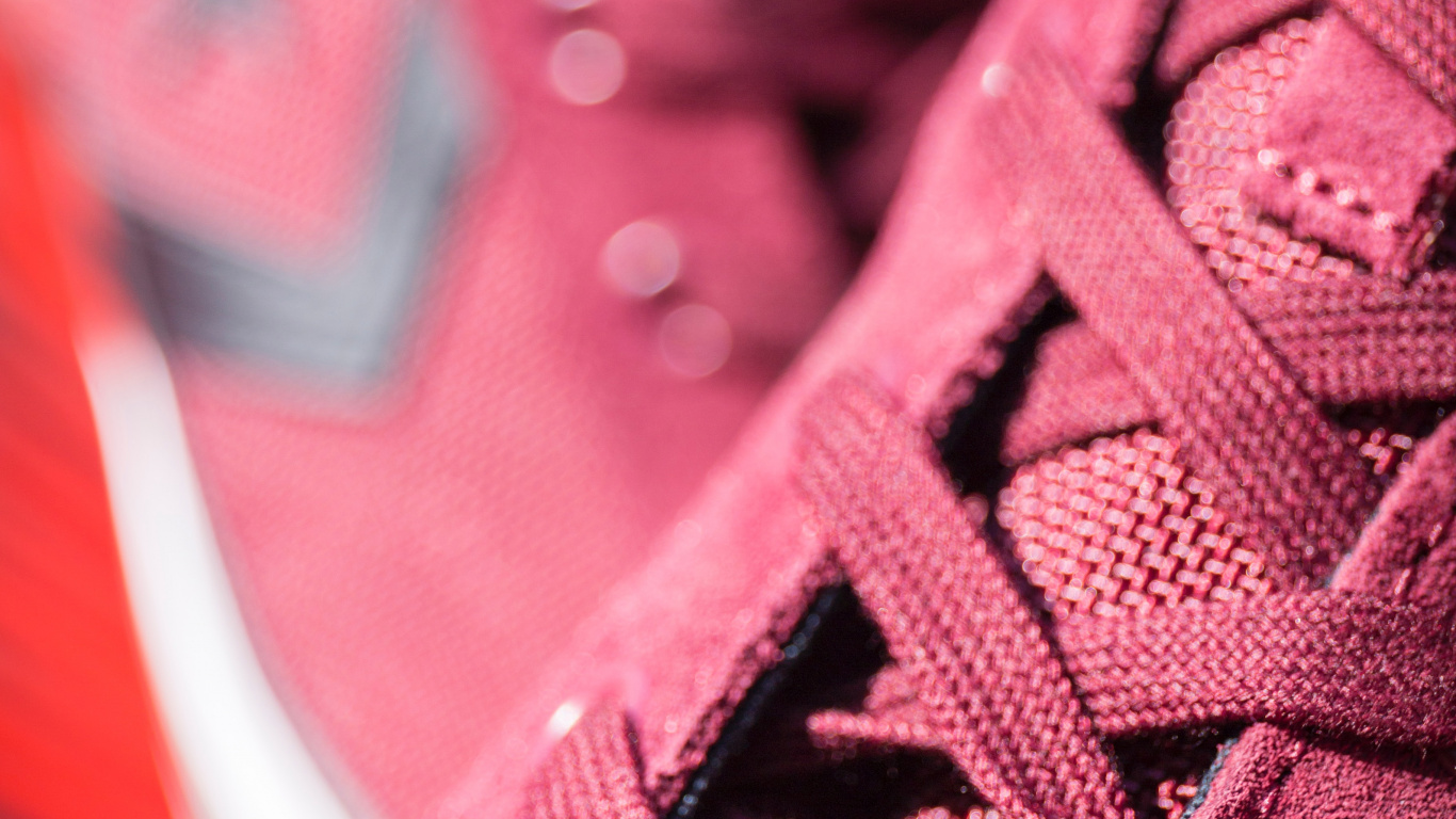 Rote Und Weiße Sneaker Zum Schnüren. Wallpaper in 1366x768 Resolution