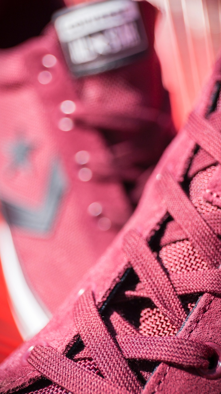 Rote Und Weiße Sneaker Zum Schnüren. Wallpaper in 720x1280 Resolution