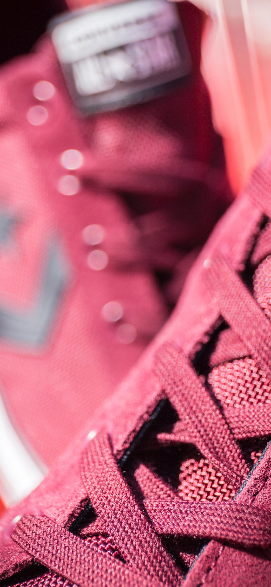 Zapatillas Rojas y Blancas Con Cordones. Wallpaper in 1125x2436 Resolution