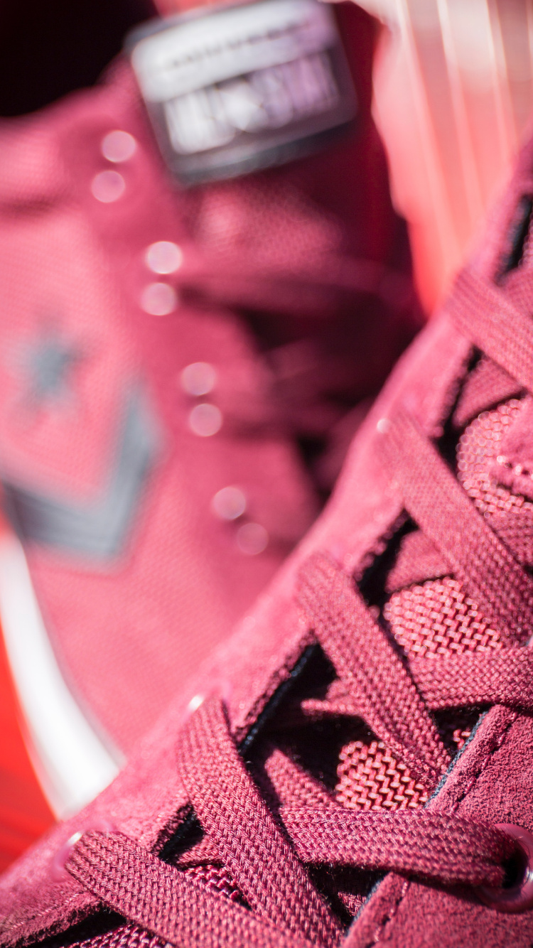 Zapatillas Rojas y Blancas Con Cordones. Wallpaper in 750x1334 Resolution