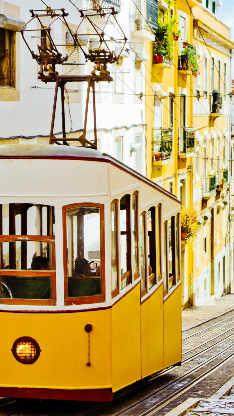 Tram Jaune et Blanc Sur Route Pendant la Journée. Wallpaper in 750x1334 Resolution