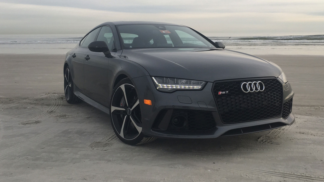 Coupé Audi Noir Sur Sable Gris Pendant la Journée. Wallpaper in 1366x768 Resolution