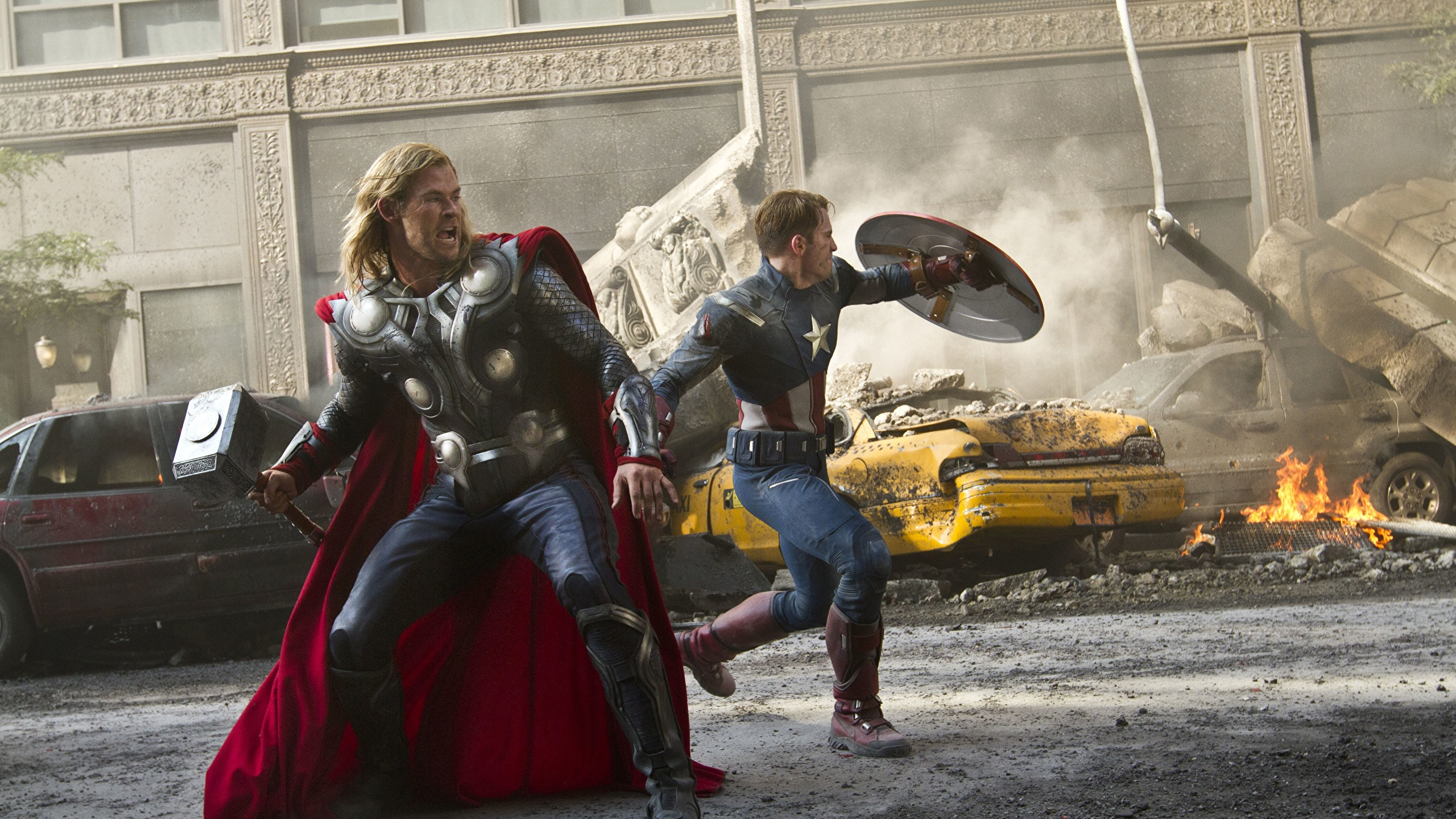 Frau im Roten Kleid Mit Schwarzem Gewehr. Wallpaper in 2560x1440 Resolution