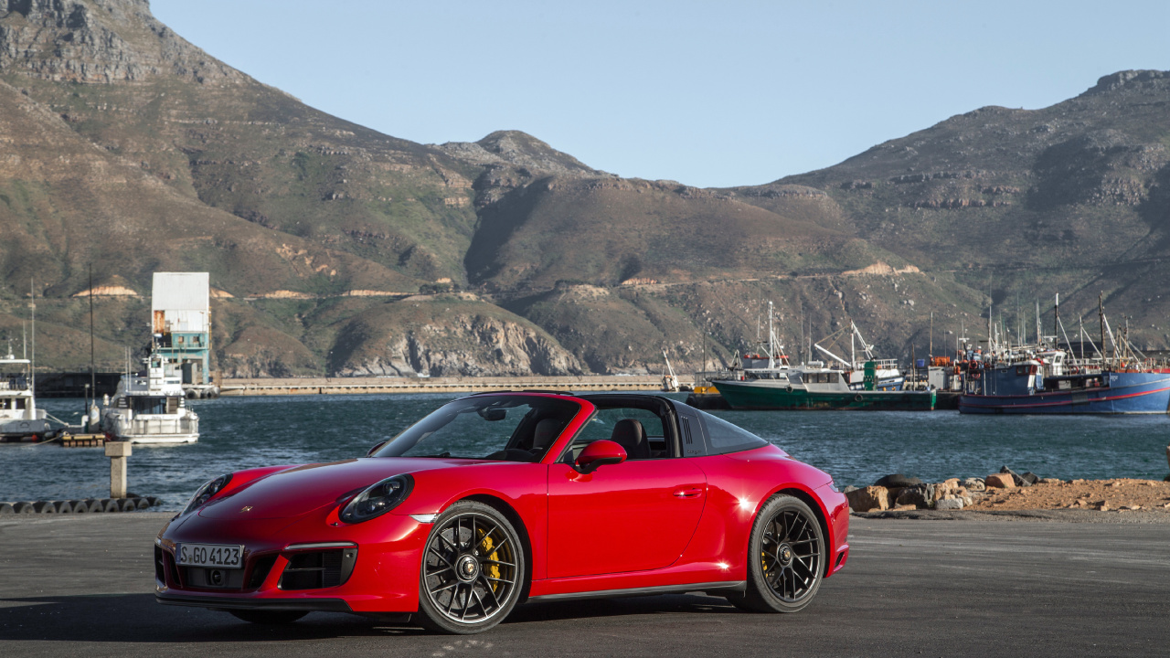 Roter Ferrari-Sportwagen am Strand Tagsüber. Wallpaper in 1280x720 Resolution