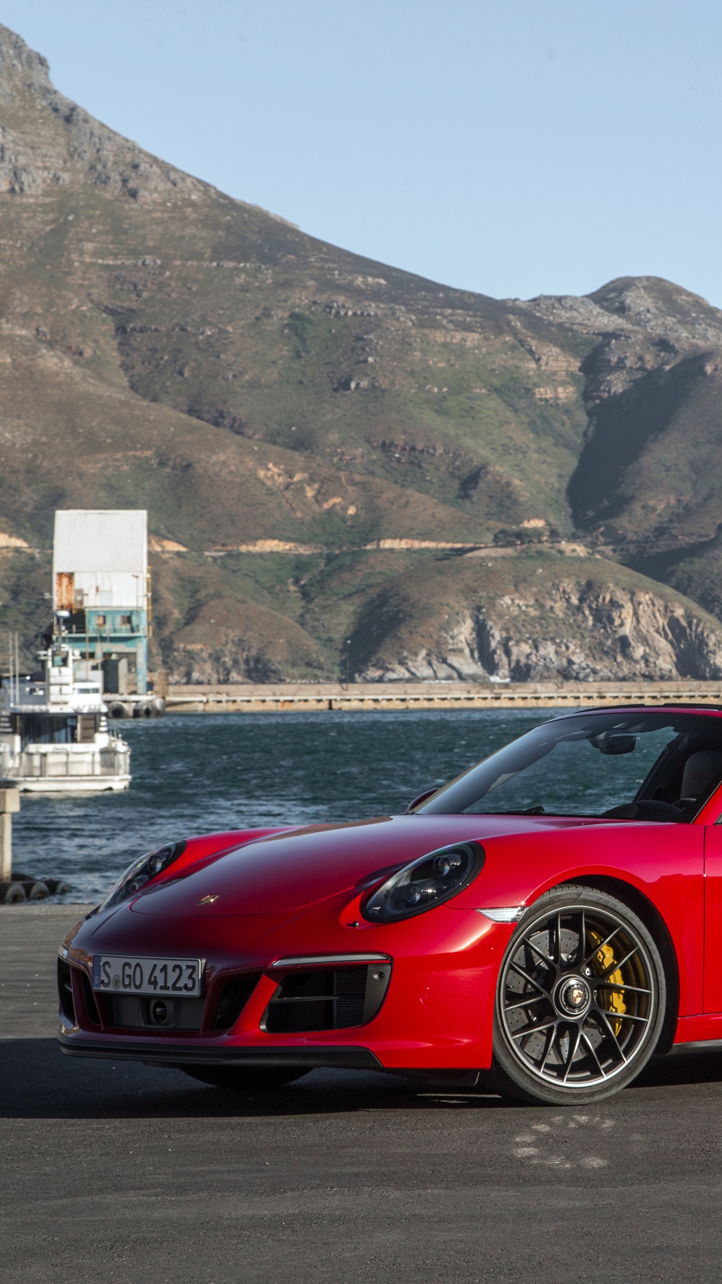 Roter Ferrari-Sportwagen am Strand Tagsüber. Wallpaper in 1440x2560 Resolution