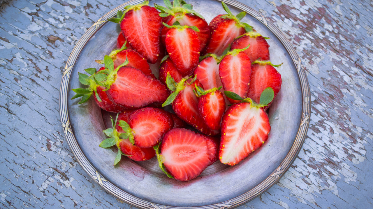 Sliced Strawberries on Clear Glass Bowl. Wallpaper in 1280x720 Resolution