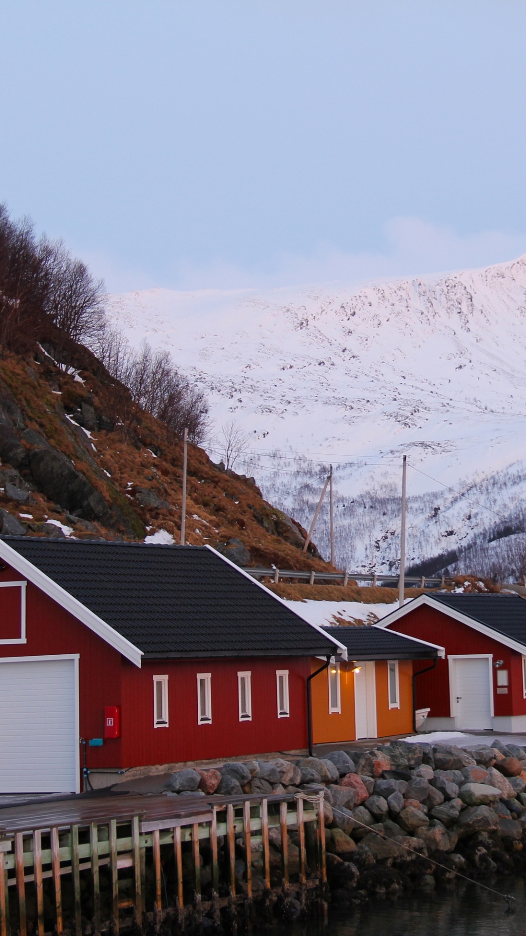 Maison en Bois Rouge et Blanche Près du Plan D'eau et Des Montagnes Pendant la Journée. Wallpaper in 1080x1920 Resolution