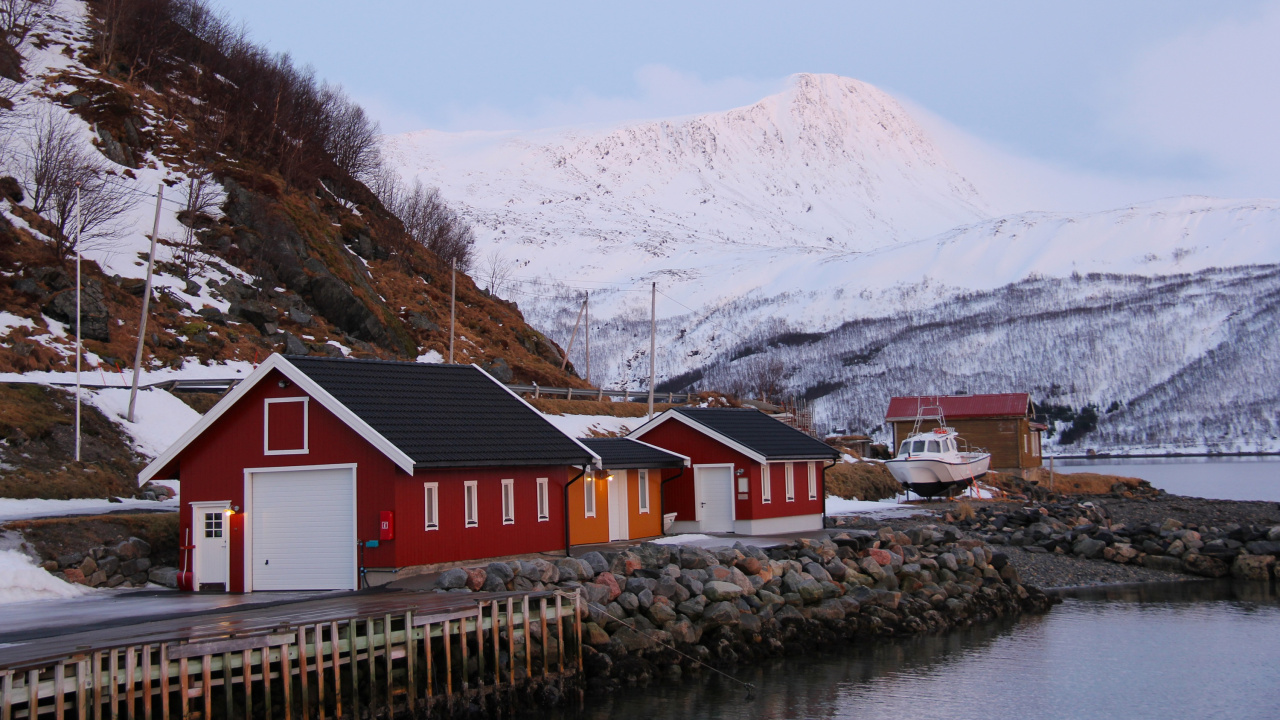 Red and White Wooden House Near Body of Water and Mountains During Daytime. Wallpaper in 1280x720 Resolution