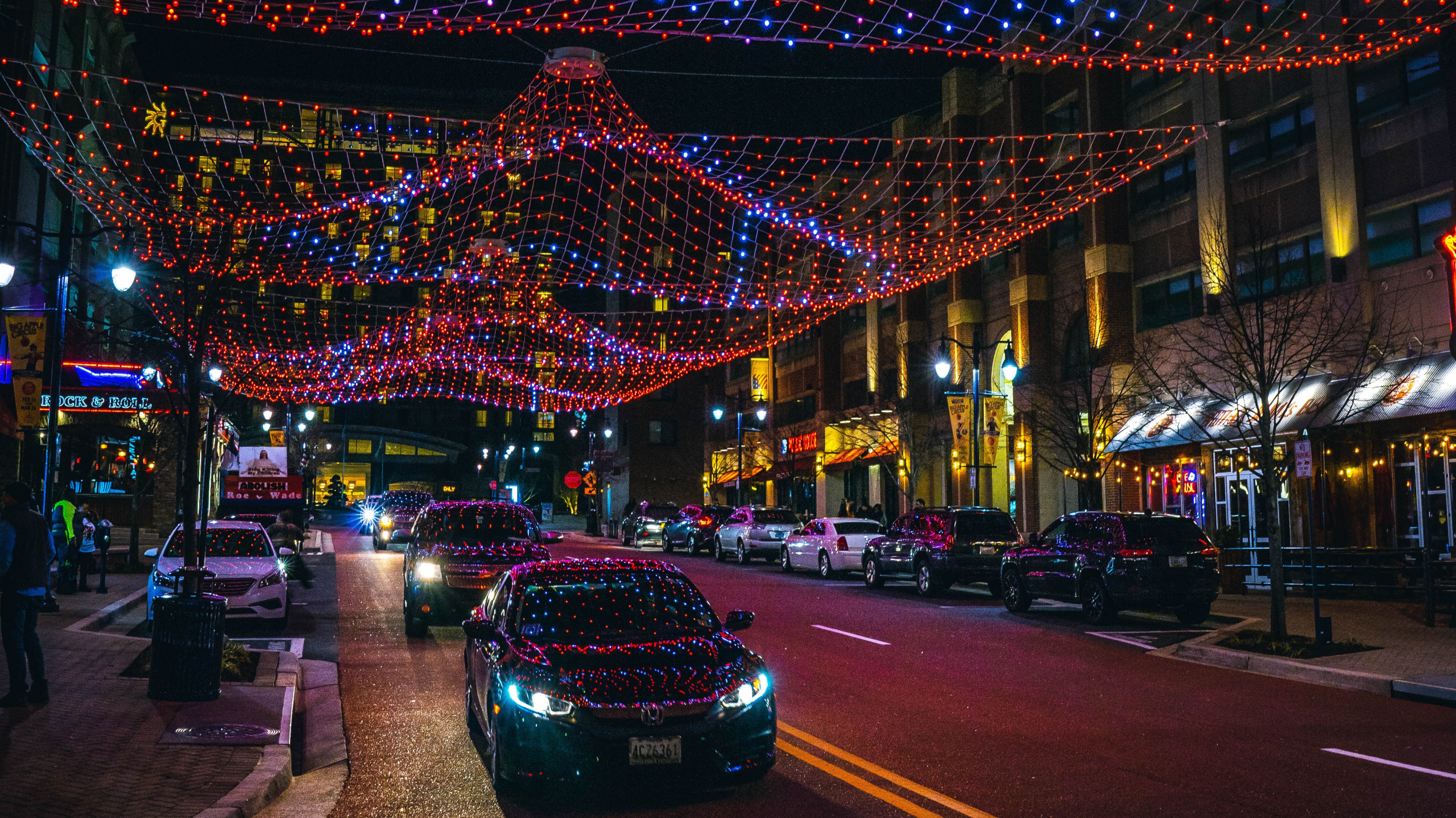 Voitures Sur Route Pendant la Nuit. Wallpaper in 2560x1440 Resolution