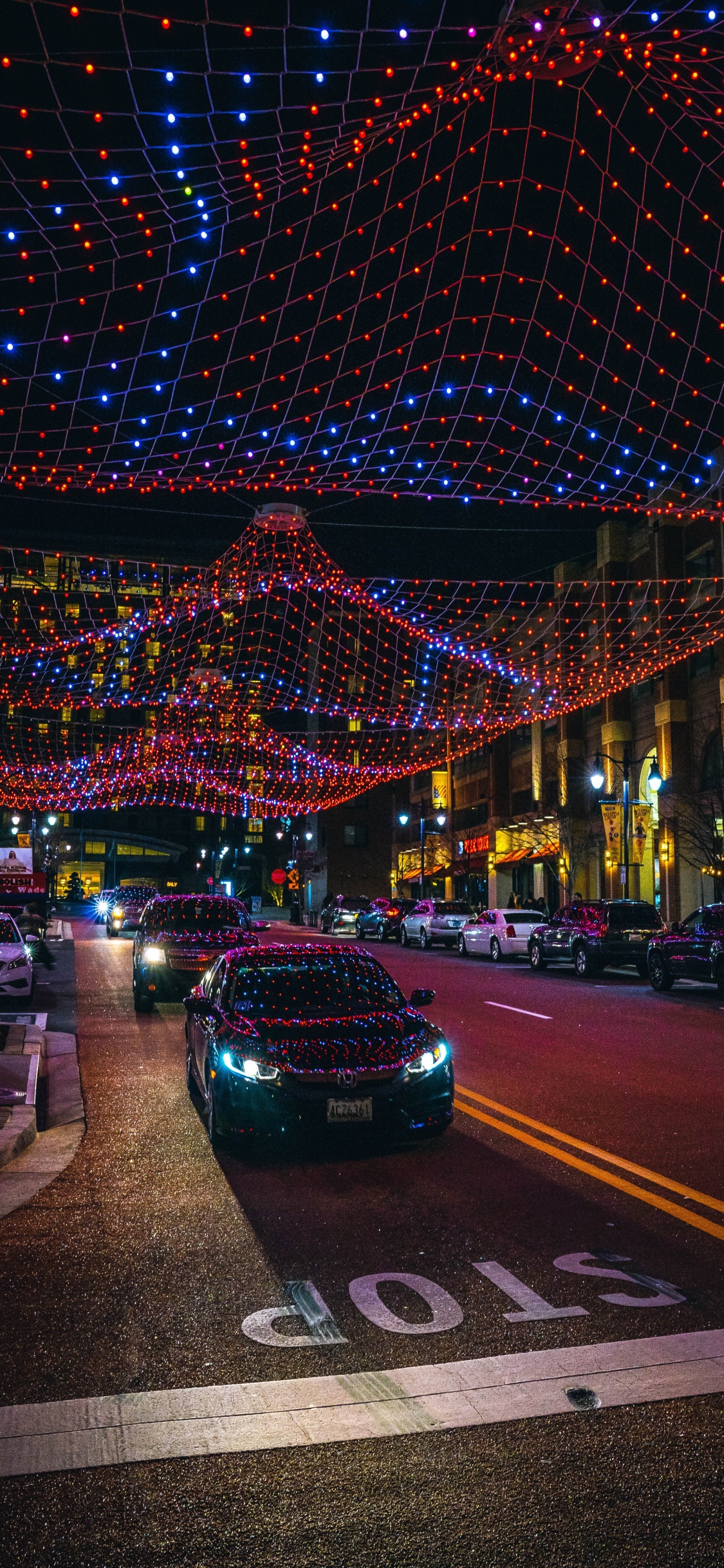 Autos Auf Der Straße Während Der Nachtzeit. Wallpaper in 1125x2436 Resolution
