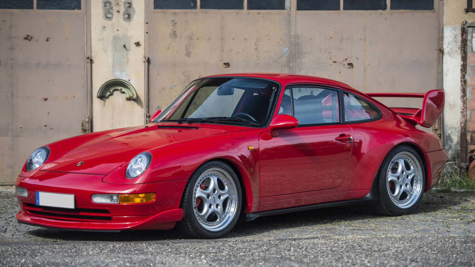 Roter Porsche 911 Auf Grauem Betonpflaster Geparkt. Wallpaper in 1920x1080 Resolution