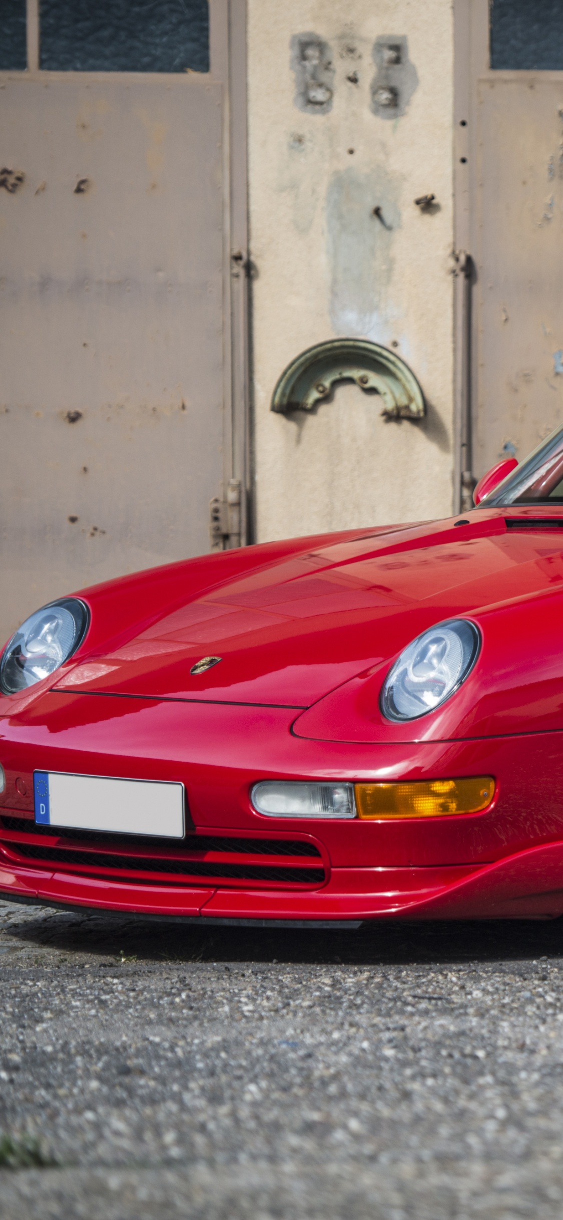 Porsche 911 Rouge Garée Sur un Trottoir en Béton Gris. Wallpaper in 1125x2436 Resolution