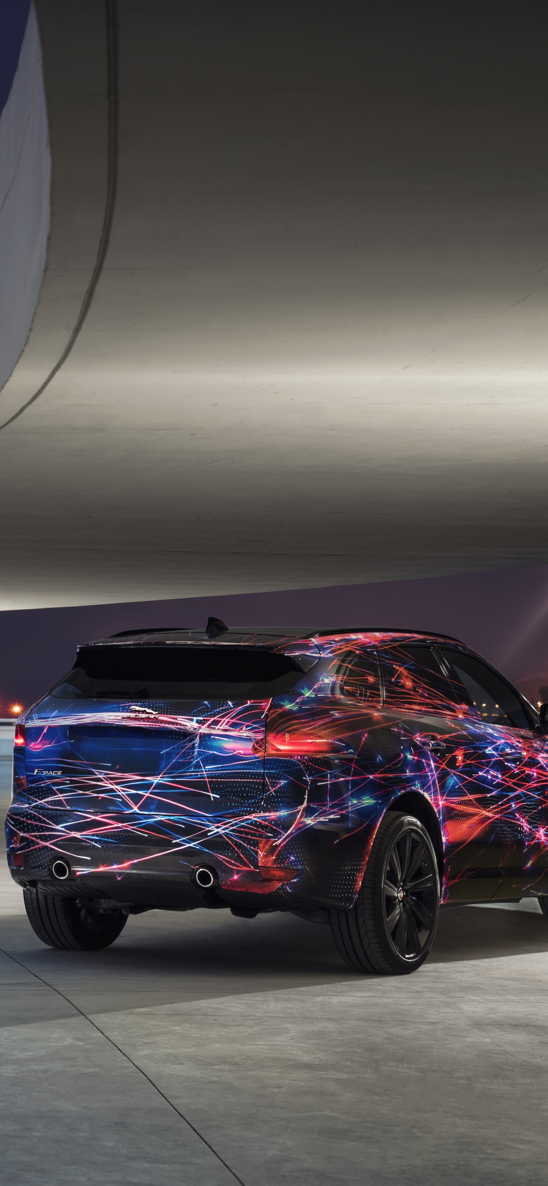 Porsche 911 Morado Estacionado en Una Habitación Blanca. Wallpaper in 1125x2436 Resolution