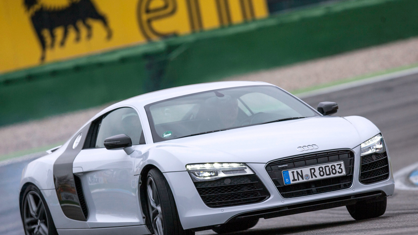 Weißer Audi r 8 Tagsüber Unterwegs. Wallpaper in 1366x768 Resolution