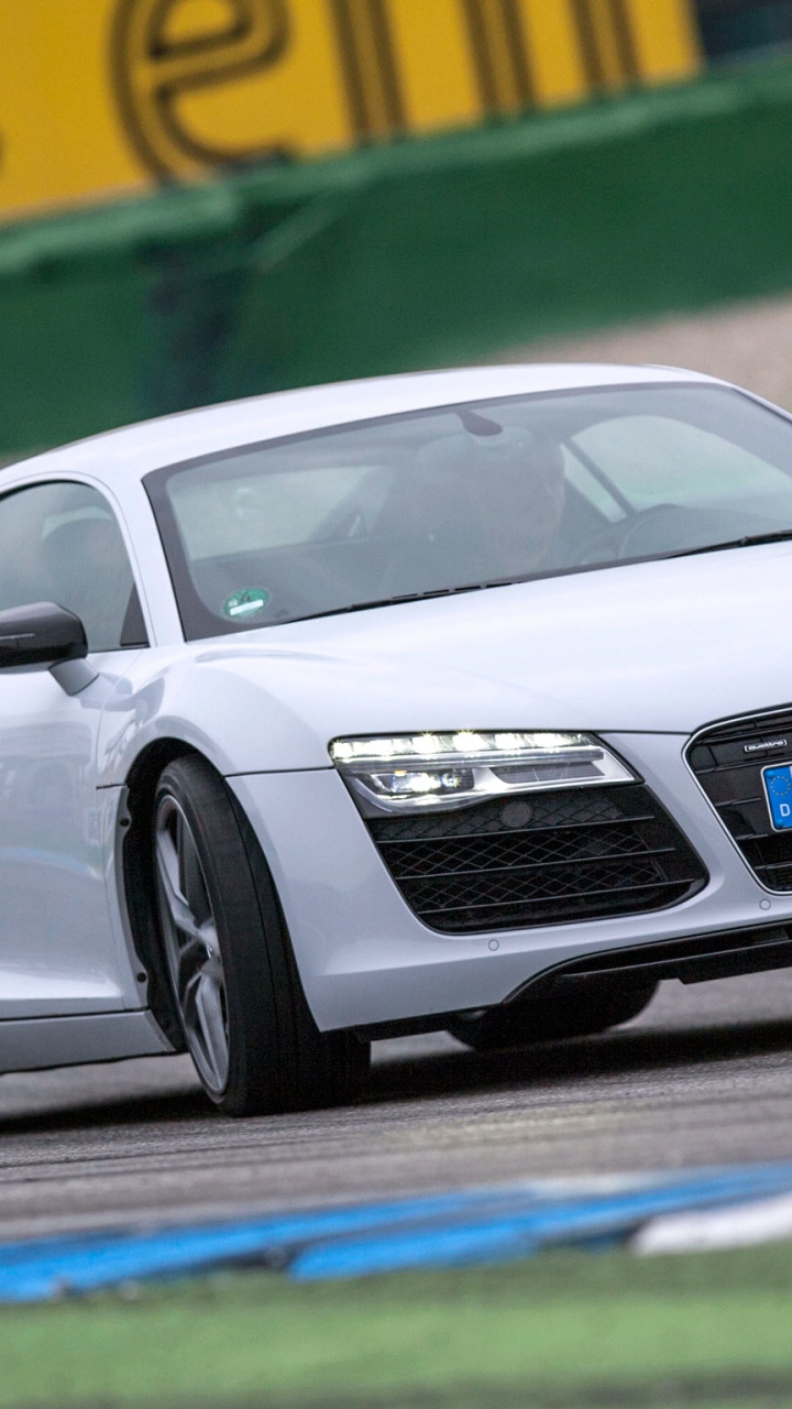 Weißer Audi r 8 Tagsüber Unterwegs. Wallpaper in 720x1280 Resolution