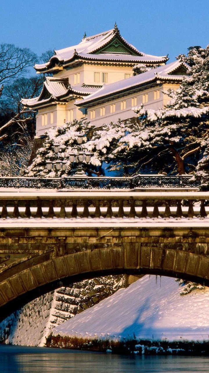 Braune Betonbrücke Über Den Fluss. Wallpaper in 720x1280 Resolution