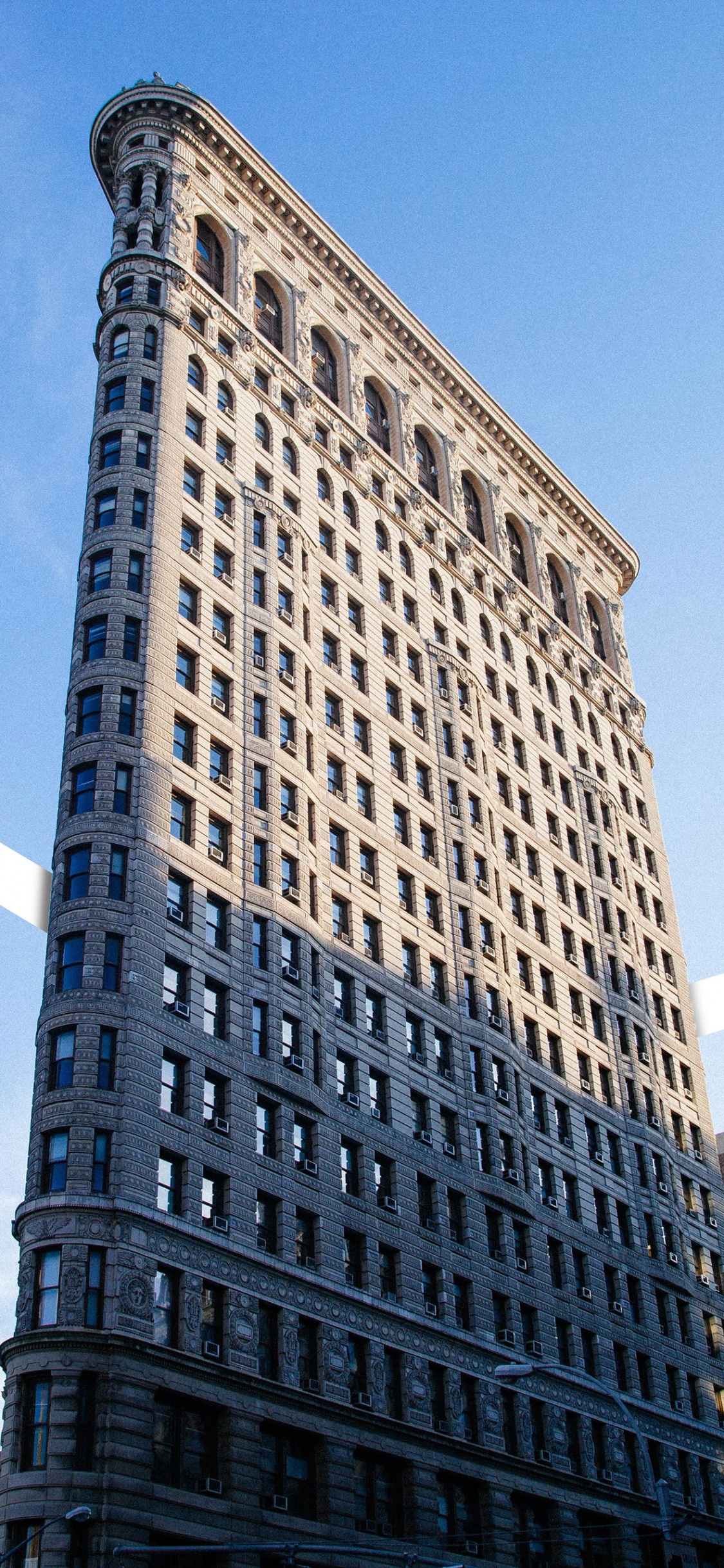 Bâtiment en Béton Blanc et Marron. Wallpaper in 1125x2436 Resolution
