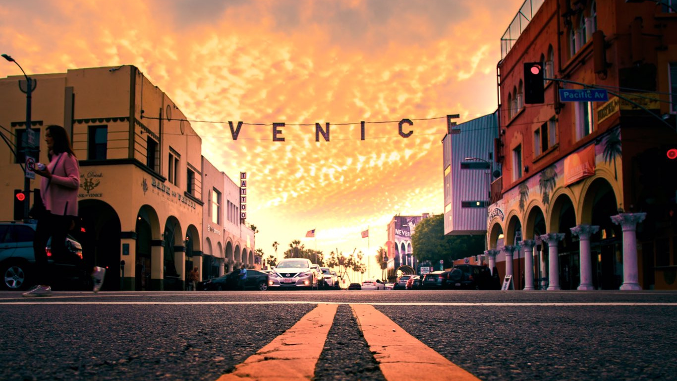 Great White, Venice Sign, Venice Boardwalk, Water, Cloud. Wallpaper in 1366x768 Resolution