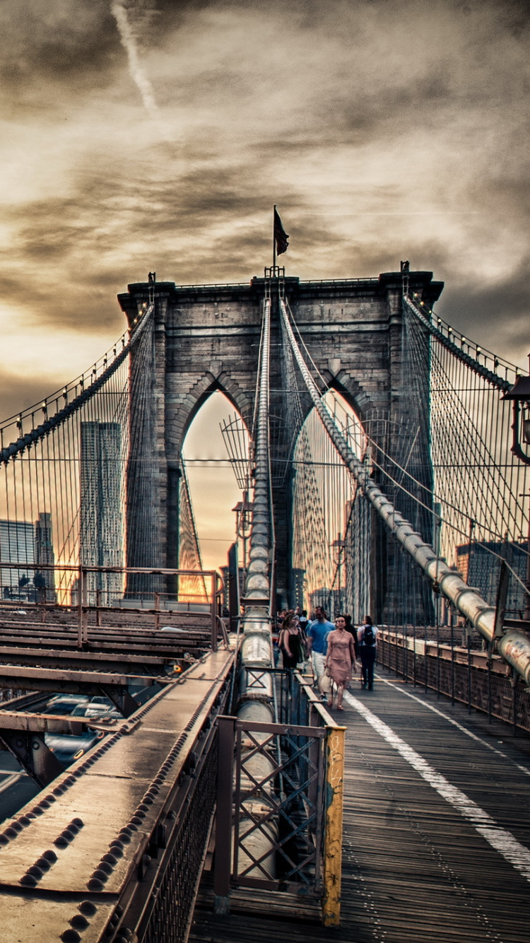 Puente Sobre el Cuerpo de Agua Cerca de Los Edificios de la Ciudad Durante el Día. Wallpaper in 750x1334 Resolution