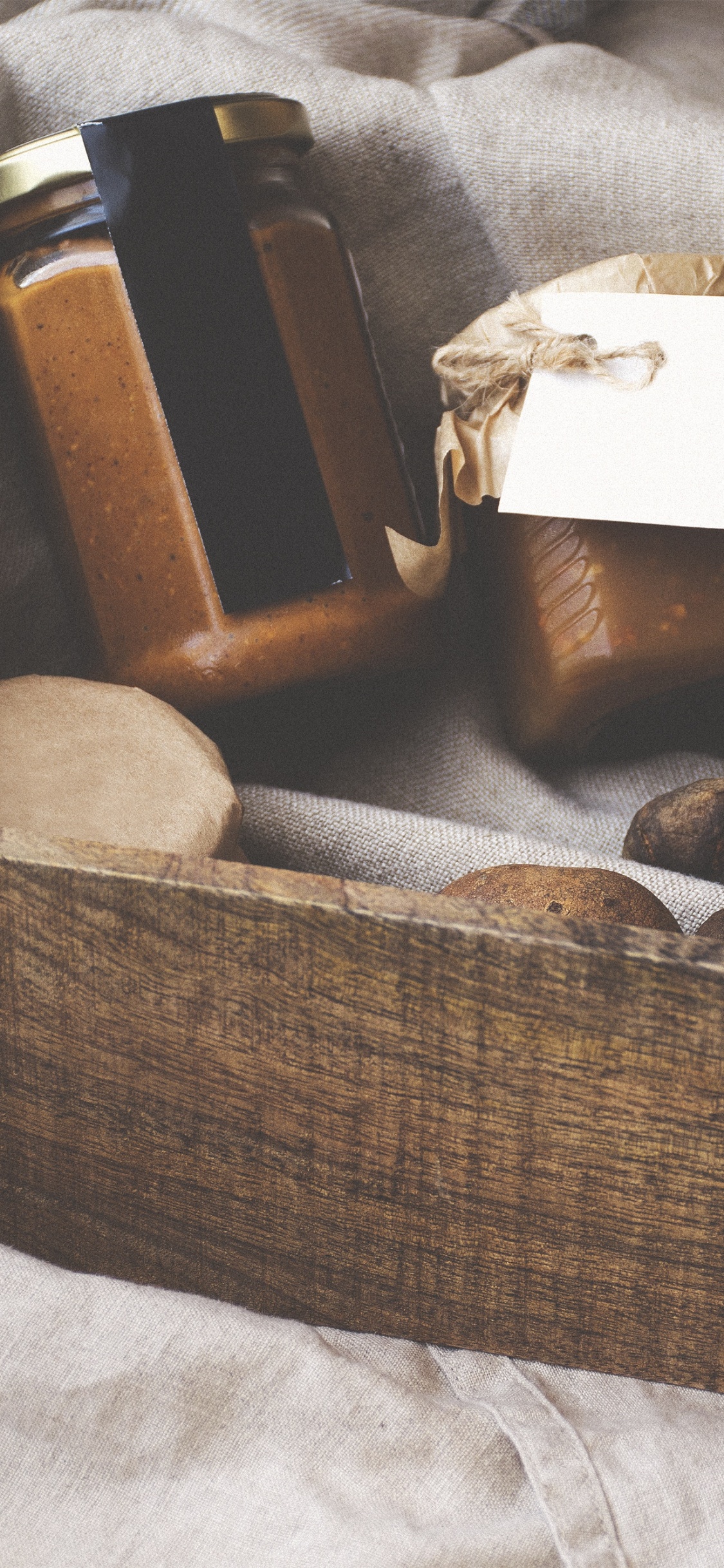 Boîte Marron et Blanche Sur Textile Blanc. Wallpaper in 1125x2436 Resolution