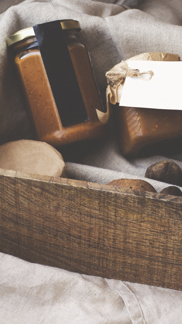 Boîte Marron et Blanche Sur Textile Blanc. Wallpaper in 750x1334 Resolution