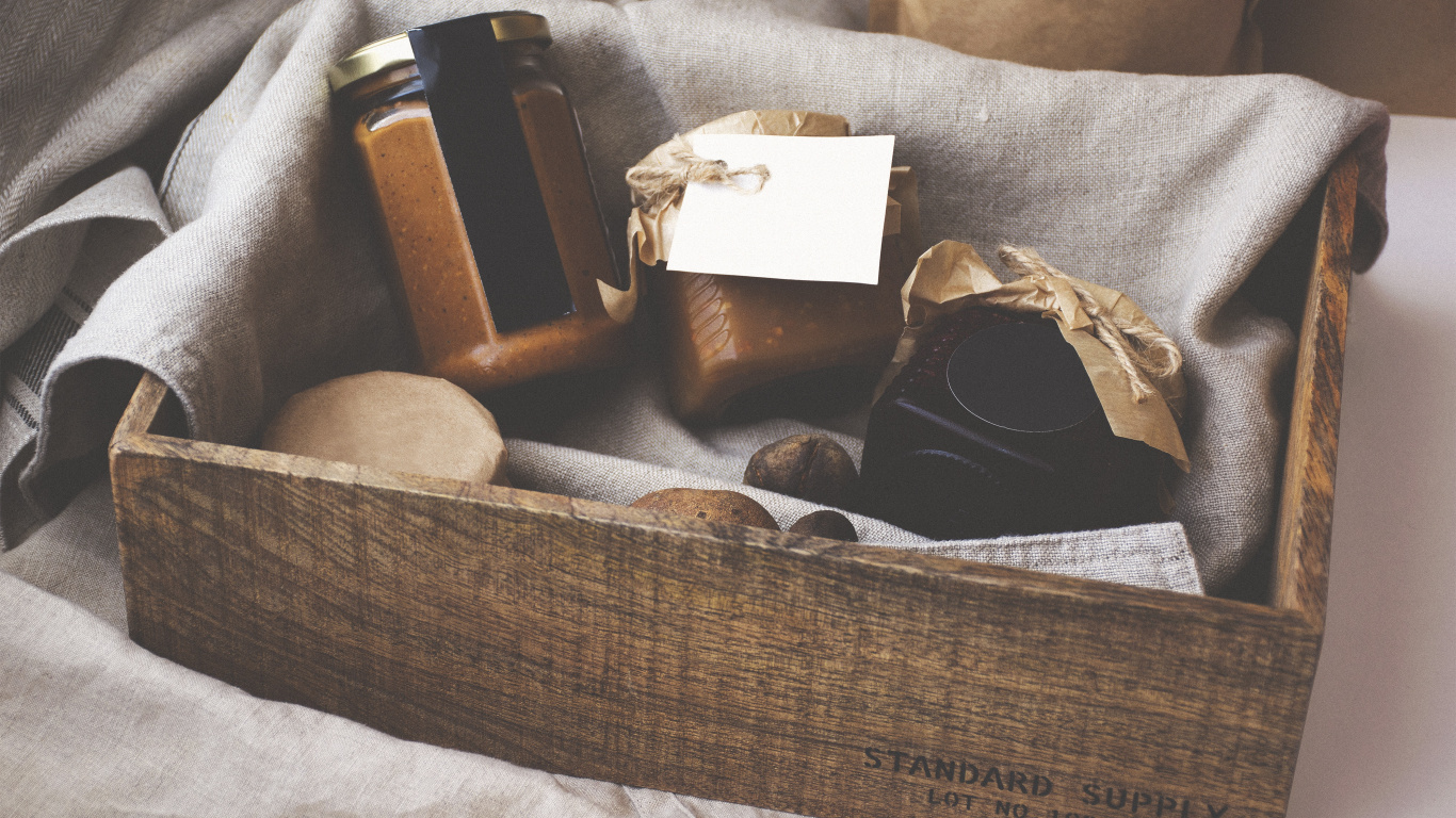 Braun-weiße Box Auf Weißem Textil. Wallpaper in 1366x768 Resolution