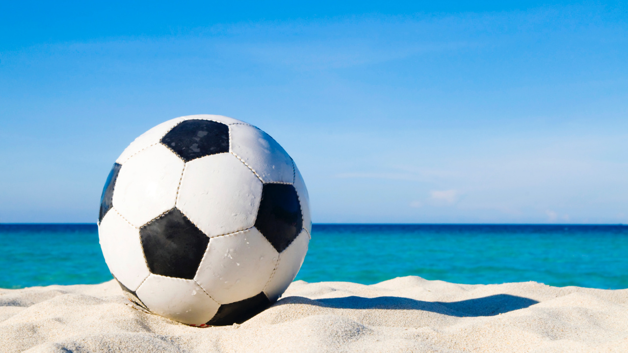 Ballon de Football Blanc et Noir Sur le Sable Blanc Pendant la Journée. Wallpaper in 1280x720 Resolution