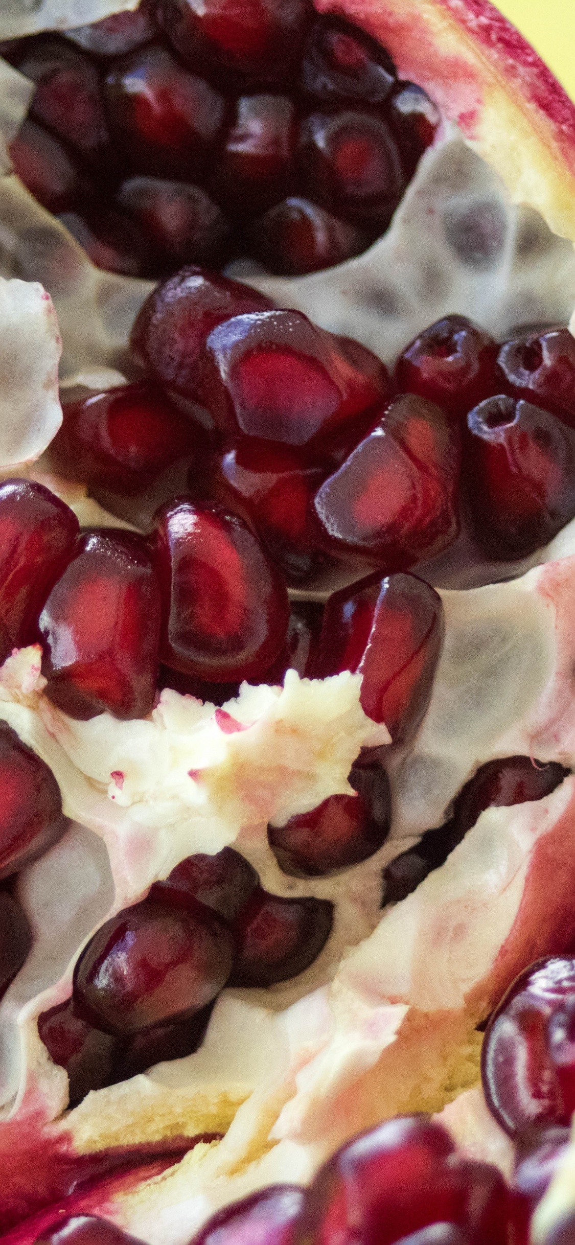 Fruits Rouges et Noirs Sur Textile Floral Jaune et Blanc. Wallpaper in 1125x2436 Resolution