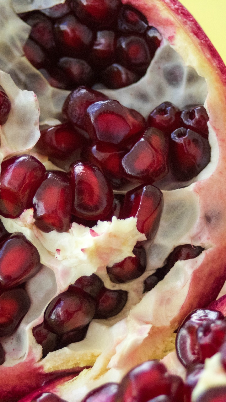 Fruits Rouges et Noirs Sur Textile Floral Jaune et Blanc. Wallpaper in 720x1280 Resolution