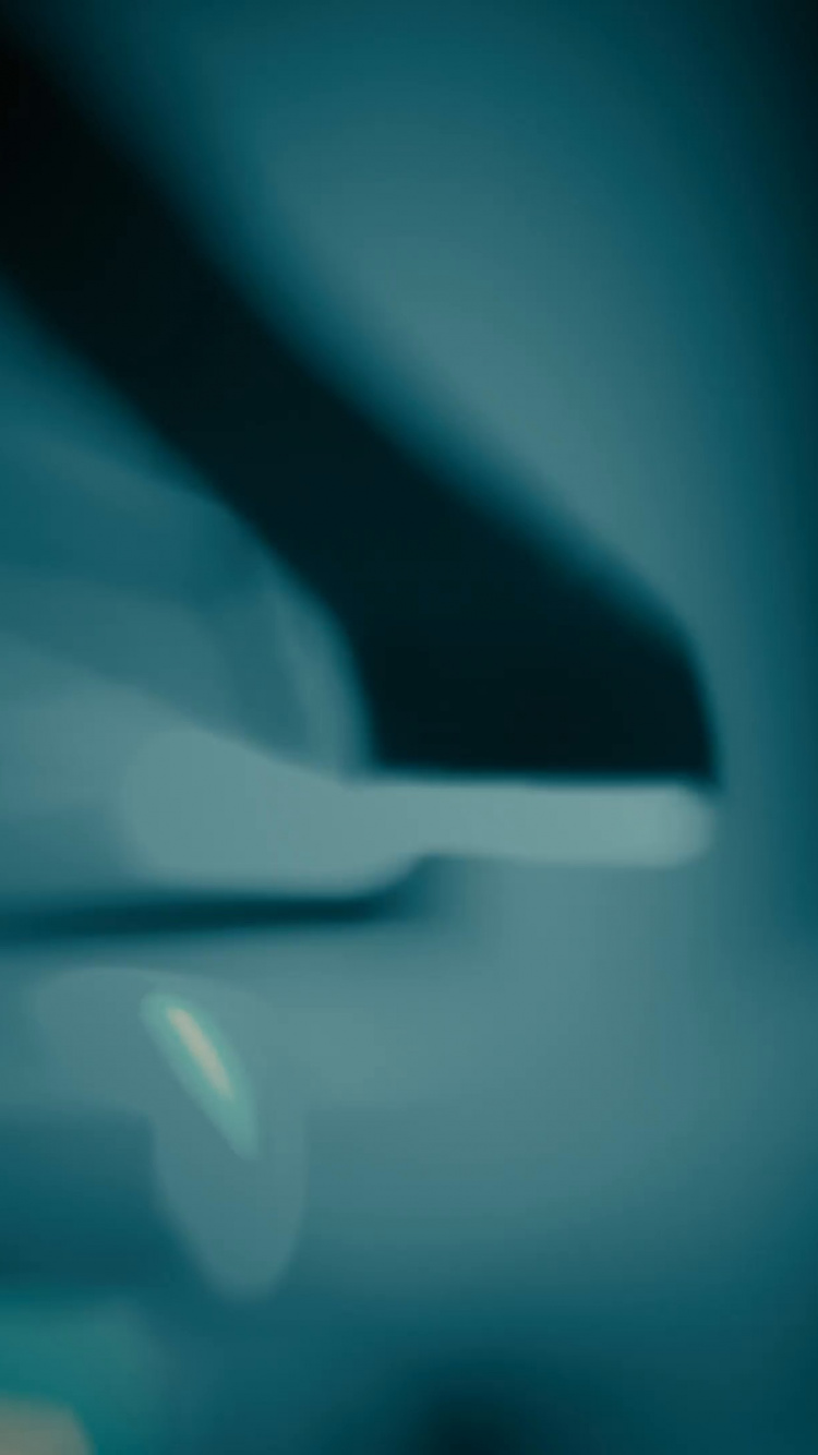 Weißes Licht im Dunklen Raum. Wallpaper in 750x1334 Resolution