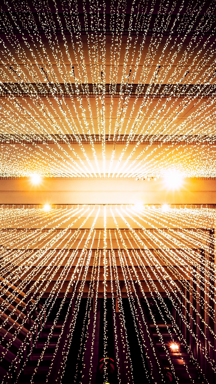 Guirlandes Lumineuses Blanches Sur Mur Noir et Blanc. Wallpaper in 750x1334 Resolution