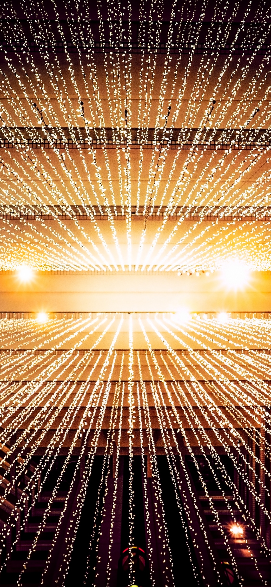 Weiße Lichterketten an Schwarz-weißer Wand. Wallpaper in 1125x2436 Resolution