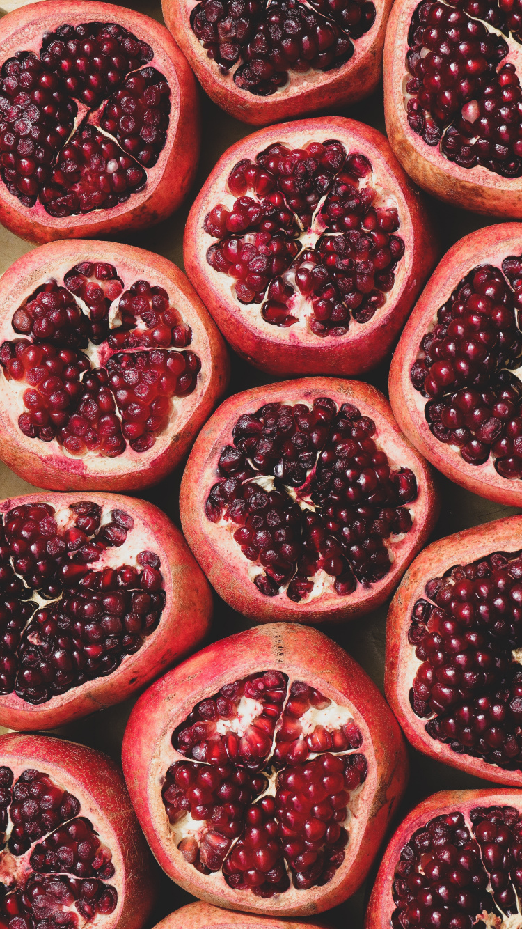 Rote Früchte Auf Weißem Keramikteller. Wallpaper in 750x1334 Resolution