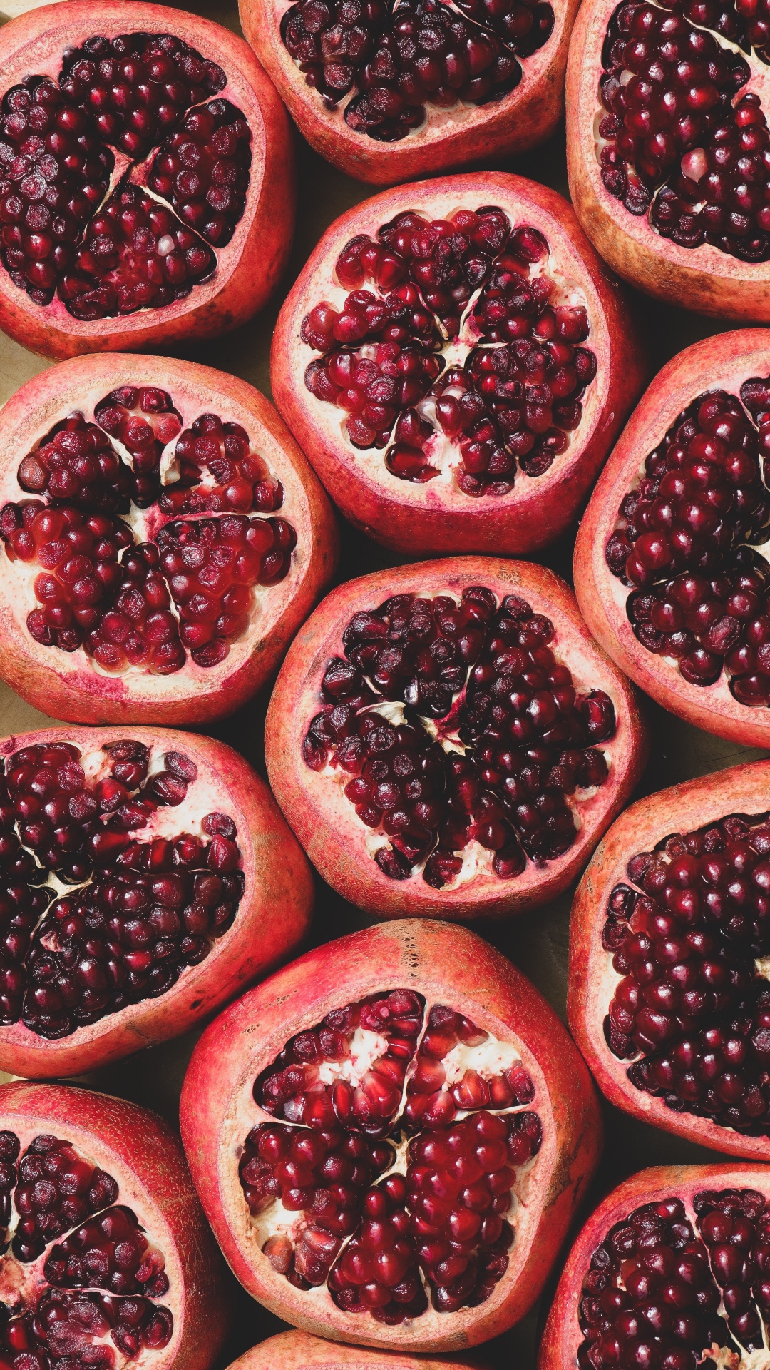 Fruta Roja en Plato de Cerámica Blanca. Wallpaper in 1080x1920 Resolution